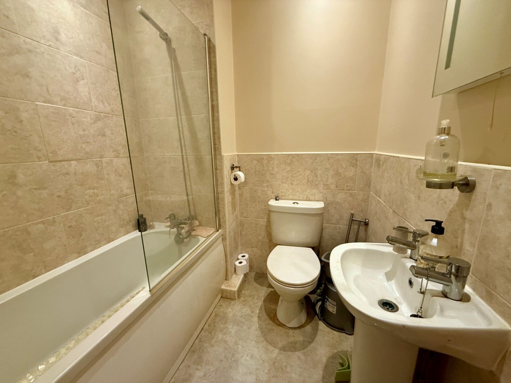 Lot: 223 - PAIR OF TWO-BEDROOM FLATS FOR INVESTMENT - Flat B Bathroom with W.C.